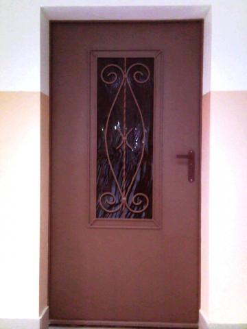 Железная входная дверь со стеклом и решеткой