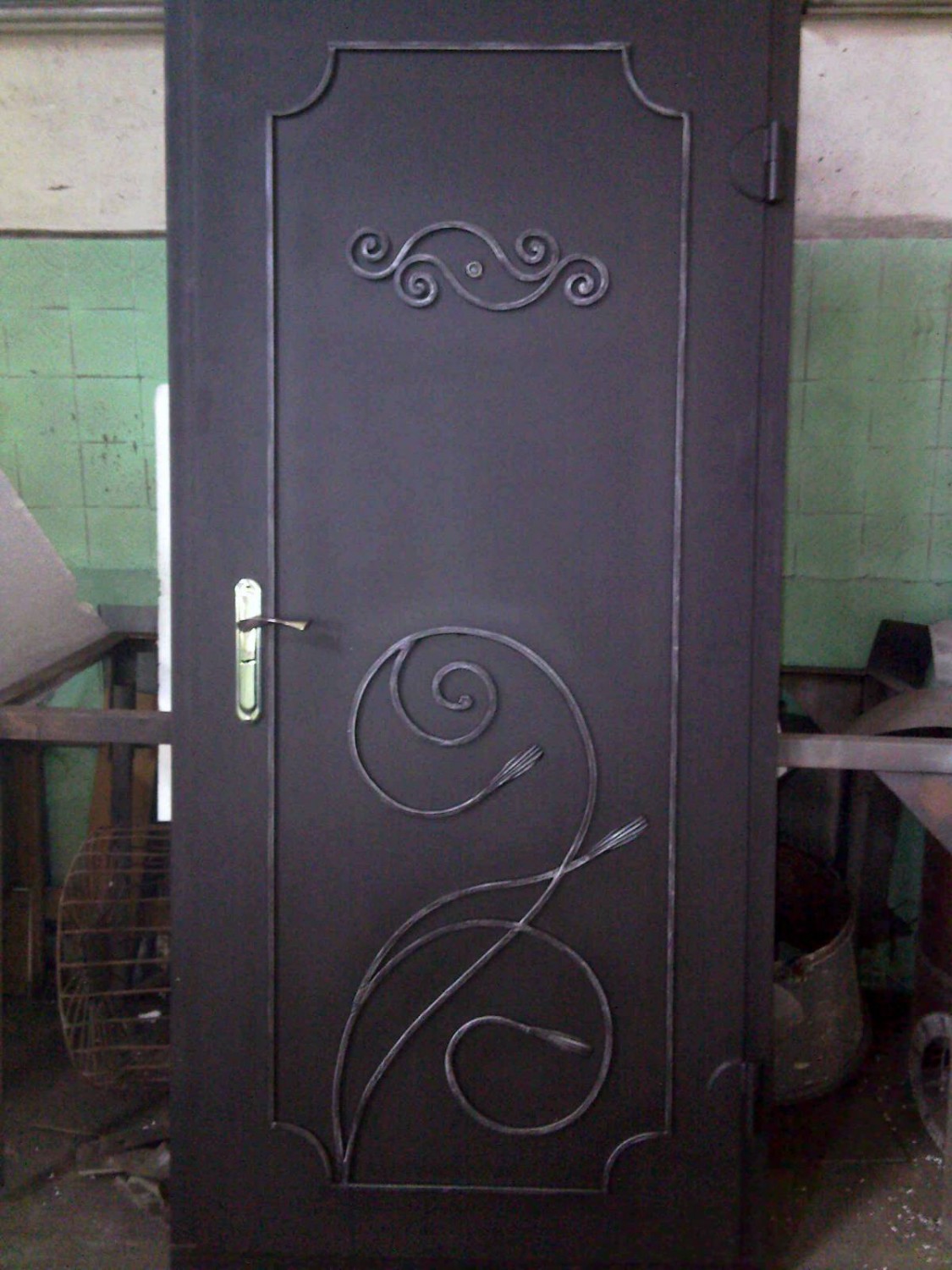 Дверь металлическая входная с ковкой